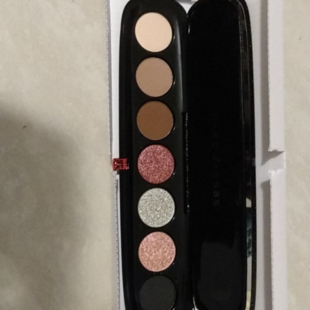 Makeup - Picture 3 of 4